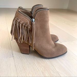 DV Dolce Vita tan fringed suede booties size 6